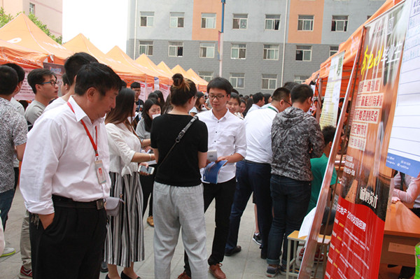 米乐官网成功举办2016年春季校园双选会