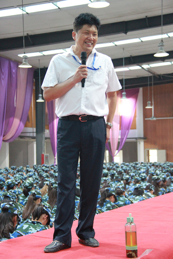 【军训集锦】贺阳集团董事长周虎震为米乐官网新生作励志报告