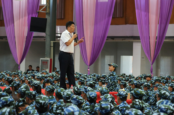 【军训集锦】贺阳集团董事长周虎震为米乐官网新生作励志报告