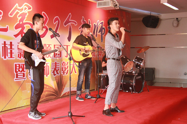 米乐官网举办“丹桂飘香颂园丁”歌咏比赛暨教师表彰大会