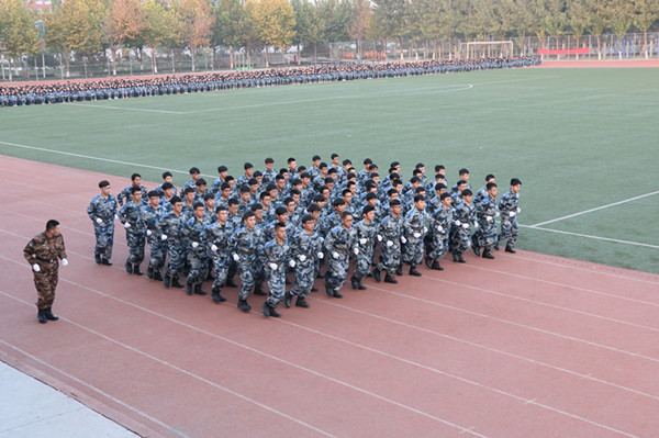 米乐官网样板连队汇操表演赢得喝彩
