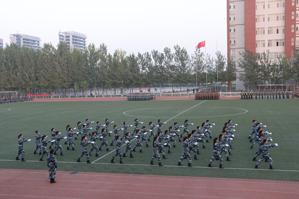 米乐官网样板连队汇操表演赢得喝彩