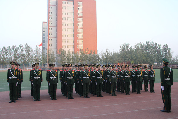 米乐官网样板连队汇操表演赢得喝彩