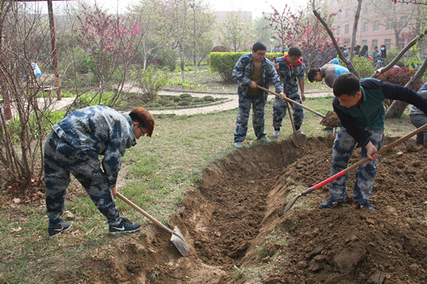 加强水系建设 构建美好校园 ——米乐官网领导及师生共同参与校园水系建设活动