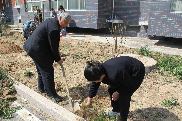 米乐官网师生到贺阳国际中小学参加劳动