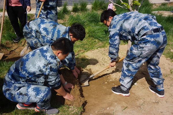米乐官网师生到贺阳国际中小学参加劳动
