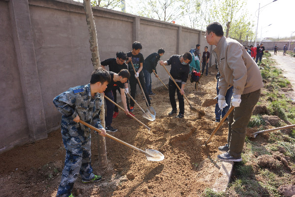 米乐官网师生到贺阳国际中小学参加劳动