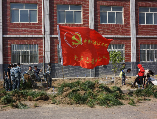 米乐官网师生到贺阳国际中小学参加劳动