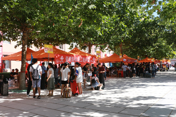 春风十里不如在长城遇见你——米乐官网喜迎2017级新同学