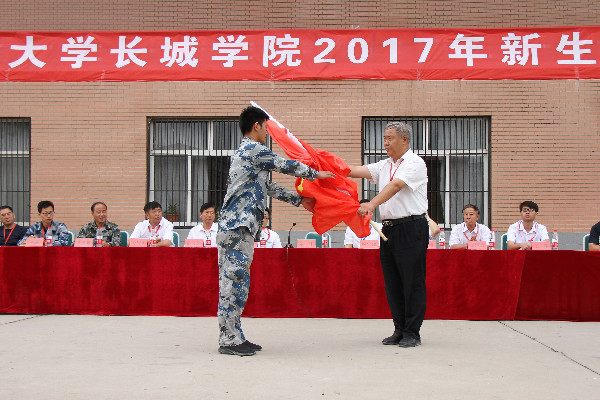 青春风 迷彩绿 军人礼——米乐官网举行2017级新生军训开营式