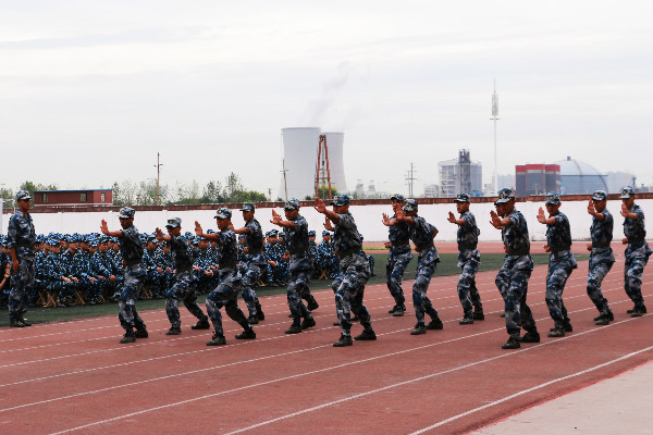 青春风 迷彩绿 军人礼——米乐官网举行2017级新生军训开营式