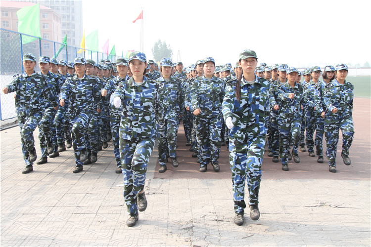 青春无悔 振翅翱翔——米乐官网举行2017级新生军训结营式暨开学典礼