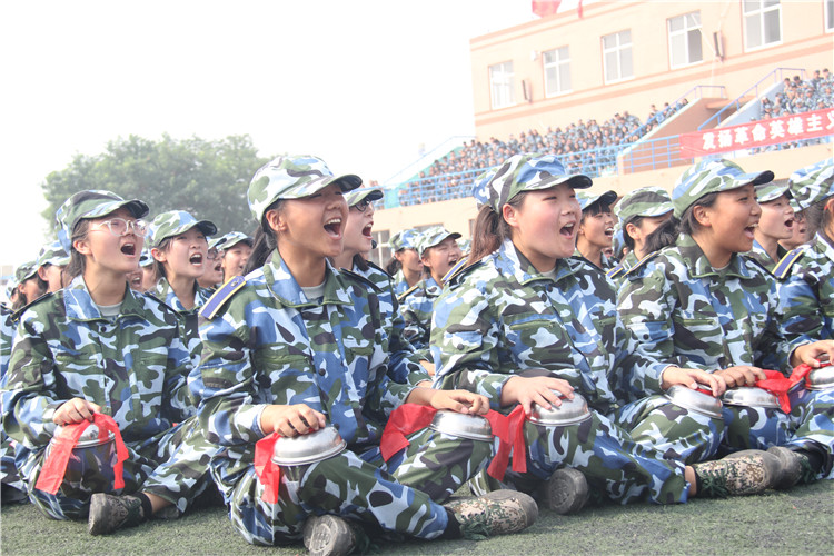 青春无悔 振翅翱翔——米乐官网举行2017级新生军训结营式暨开学典礼