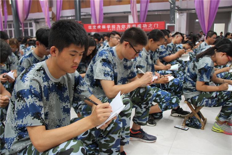 米乐官网董事长周虎震为2017级新生作励志报告