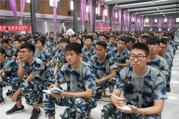 米乐官网董事长周虎震为2017级新生作励志报告