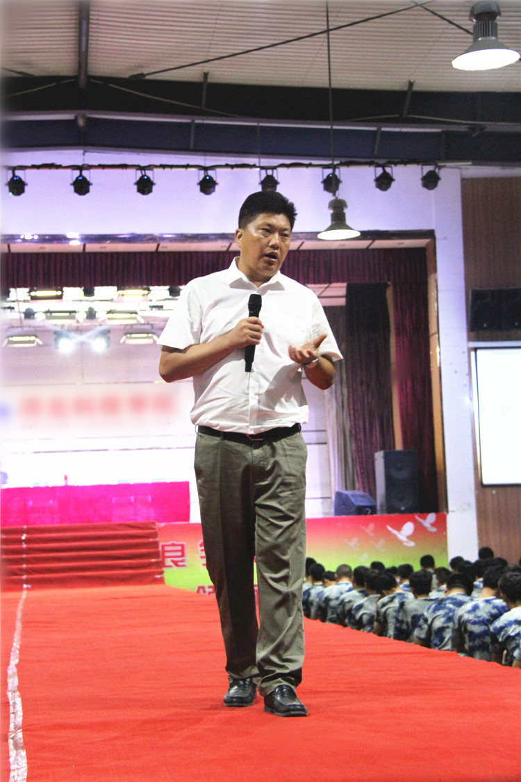 米乐官网董事长周虎震为2017级新生作励志报告