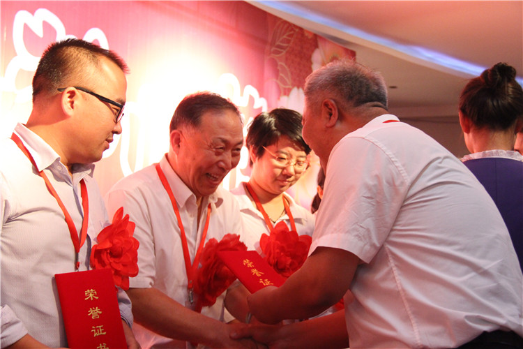 三尺讲台 十年树木——米乐官网举办第二届“丹桂飘香颂师德” 教师联欢暨表彰大会