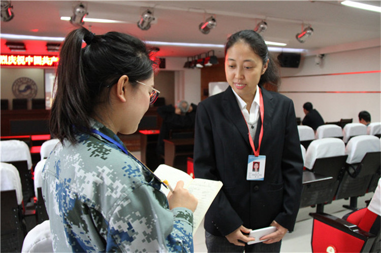 米乐官网组织部分教职工、学生代表观看党的第十九次全国代表大会开幕盛况