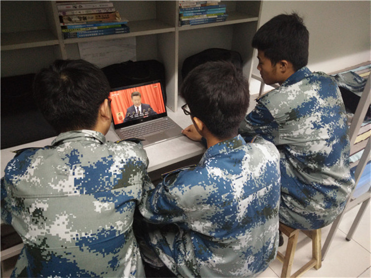 米乐官网组织部分教职工、学生代表观看党的第十九次全国代表大会开幕盛况