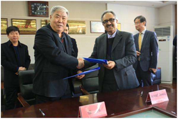 英国贝德福特大学副校长来米乐官网访问双方签订合作办学协议