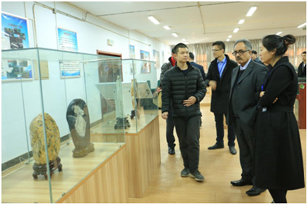 英国贝德福特大学副校长来米乐官网访问双方签订合作办学协议