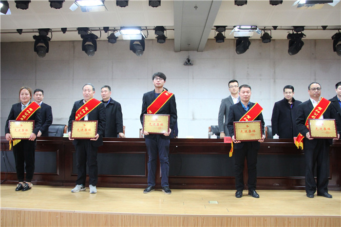 米乐官网12人5个集体荣获贺阳集团表彰