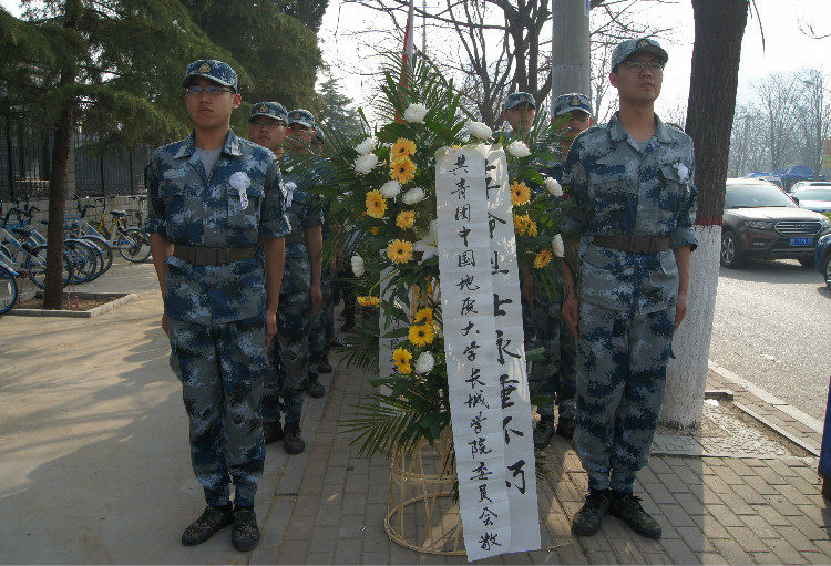 今日神州看奋起 陵园千古慰忠魂 米乐官网组织学生代表陵园扫墓祭奠先烈