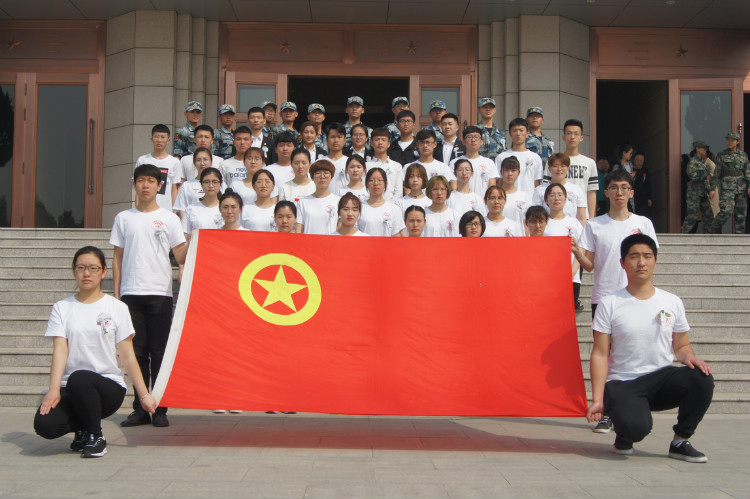 今日神州看奋起 陵园千古慰忠魂 米乐官网组织学生代表陵园扫墓祭奠先烈