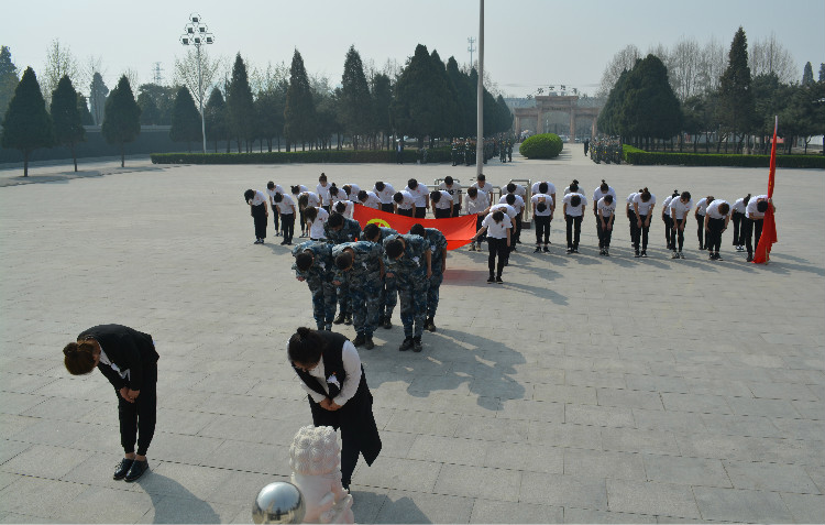 今日神州看奋起 陵园千古慰忠魂 米乐官网组织学生代表陵园扫墓祭奠先烈