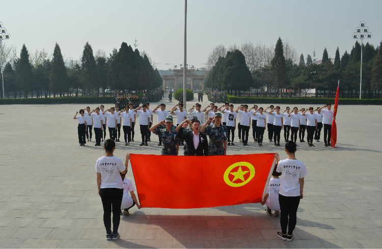 今日神州看奋起 陵园千古慰忠魂 米乐官网组织学生代表陵园扫墓祭奠先烈