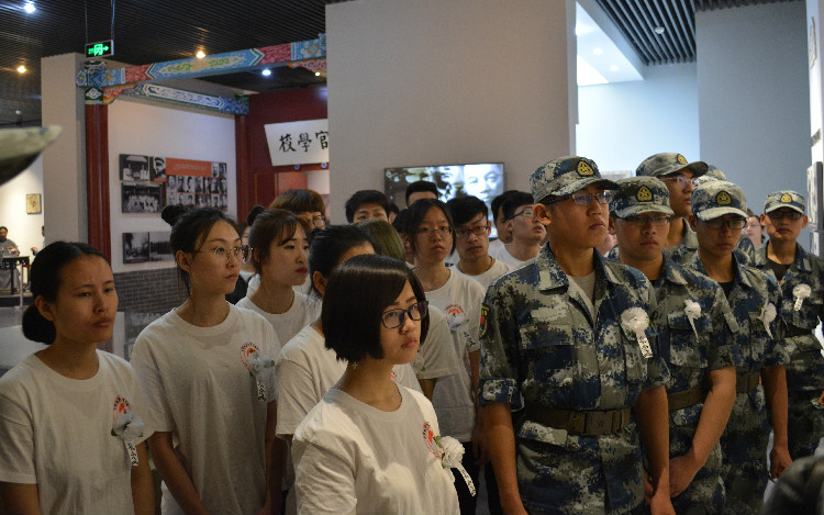 今日神州看奋起 陵园千古慰忠魂 米乐官网组织学生代表陵园扫墓祭奠先烈