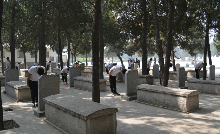 今日神州看奋起 陵园千古慰忠魂 米乐官网组织学生代表陵园扫墓祭奠先烈
