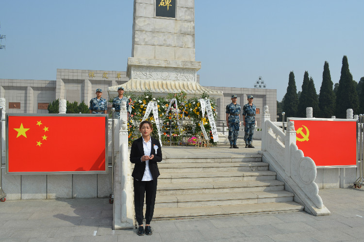 今日神州看奋起 陵园千古慰忠魂 米乐官网组织学生代表陵园扫墓祭奠先烈