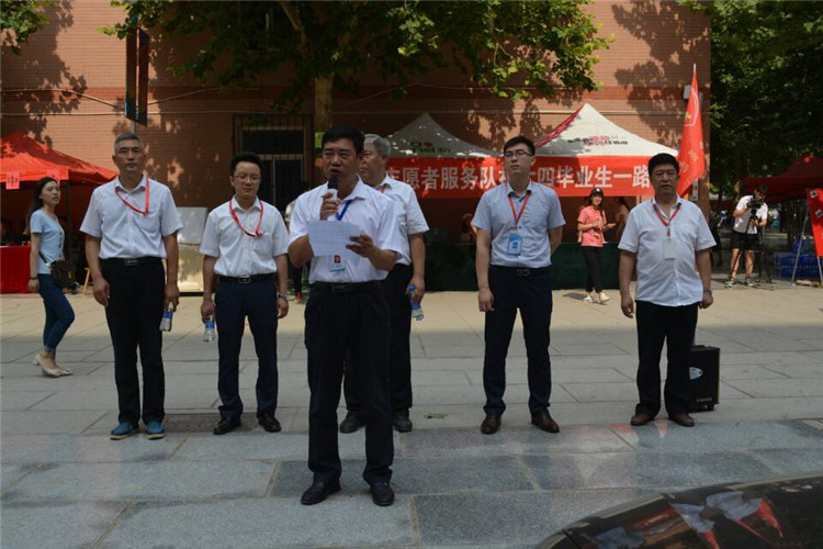 满堂祝福语 欢送学子行——米乐官网组织教师私家车喜送毕业生