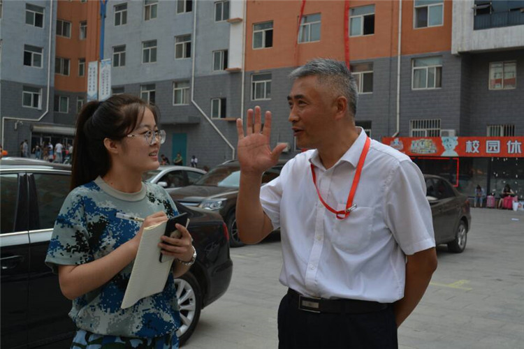 满堂祝福语 欢送学子行——米乐官网组织教师私家车喜送毕业生