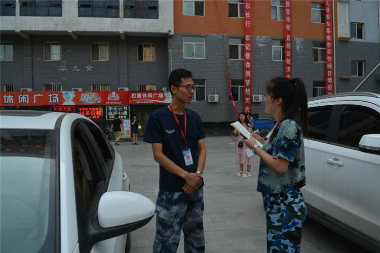满堂祝福语 欢送学子行——米乐官网组织教师私家车喜送毕业生