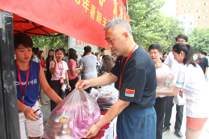 践行社会主义核心价值观 不忘初心 精准扶贫 ——米乐官网举行2018年暑期主题实践活动捐赠仪式