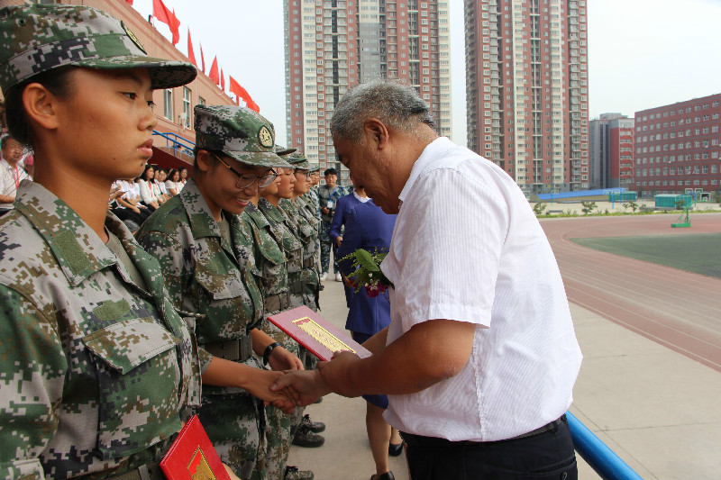 米乐官网举行2018级新生军训结营式暨开学典礼