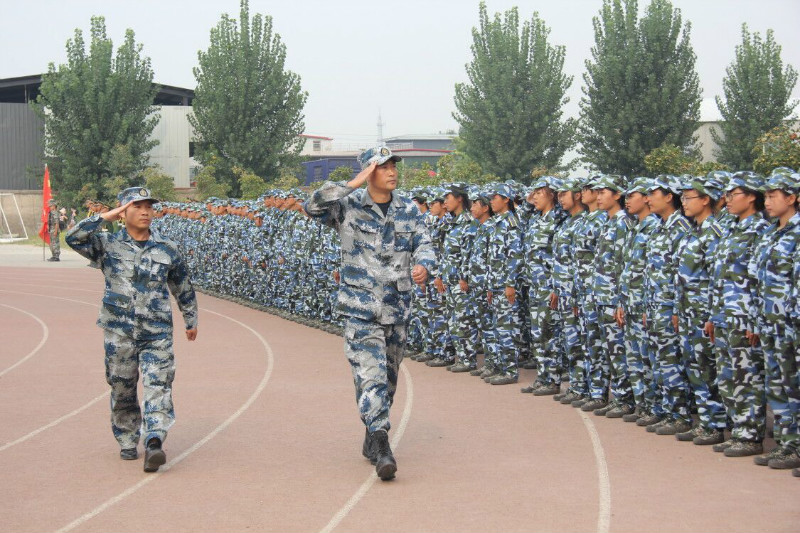 米乐官网举行2018级新生军训结营式暨开学典礼