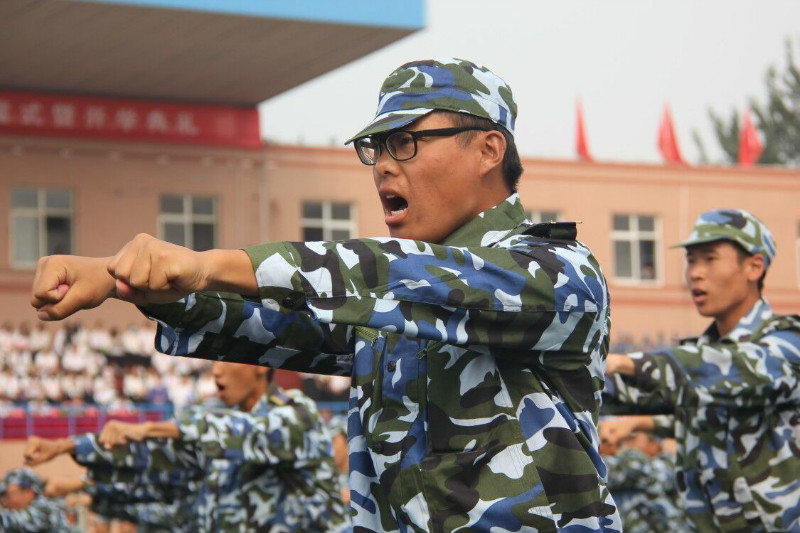 米乐官网举行2018级新生军训结营式暨开学典礼