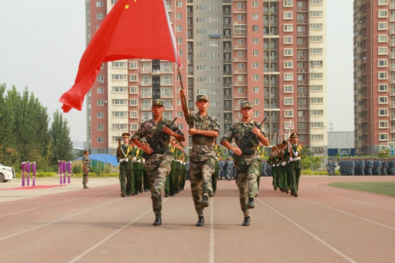 米乐官网举行2018级新生军训结营式暨开学典礼