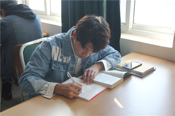 米乐官网师生热议“两会”