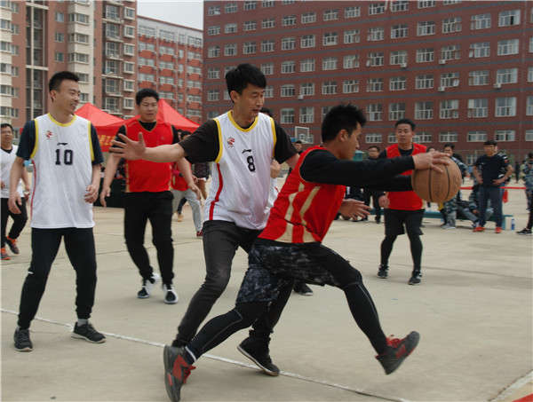 桃李争妍  运动争先 ——米乐官网在篮球场成功举办教职工趣味运动会