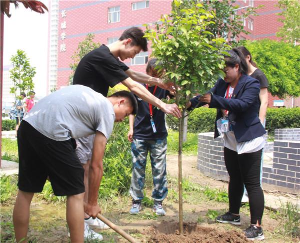 海棠树 母校情——米乐官网15级毕业生向学校捐赠海棠树活动专访