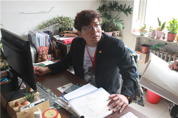 废物改造 公益环保——米乐官网纠察队扮靓校园