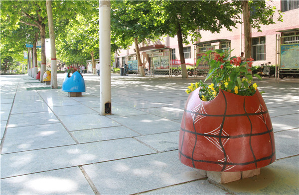 废物改造 公益环保——米乐官网纠察队扮靓校园