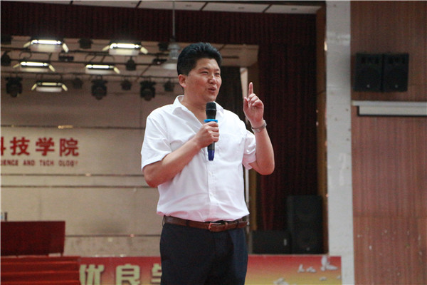 同贺毕业之喜   共迎无畏青春——贺阳教育投资有限公司董事长周虎震教授为2019届毕业生作讲座