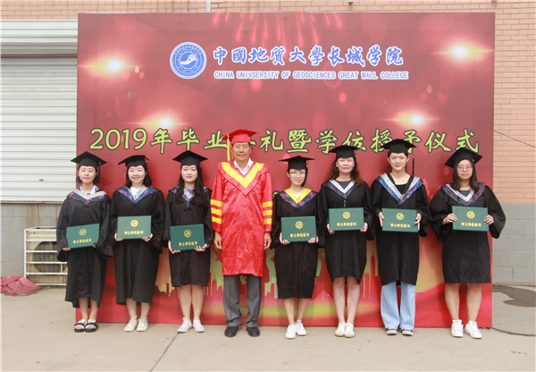 来时红脸  别时红眼——二级学院分别举行2019年毕业典礼暨学位授予仪式