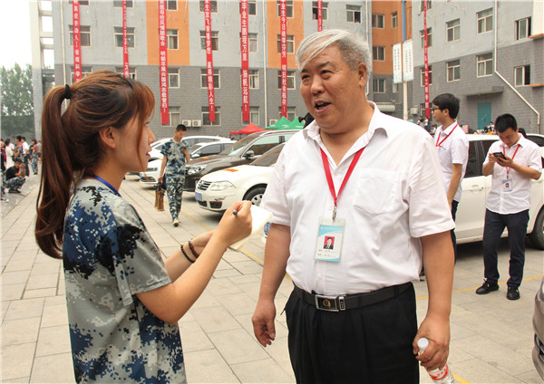 锦绣前程  踏歌远航——米乐官网举办教师私家车送毕业生活动