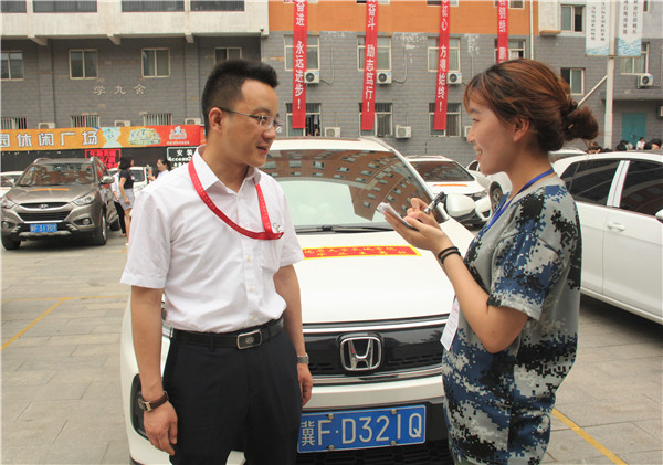 锦绣前程  踏歌远航——米乐官网举办教师私家车送毕业生活动